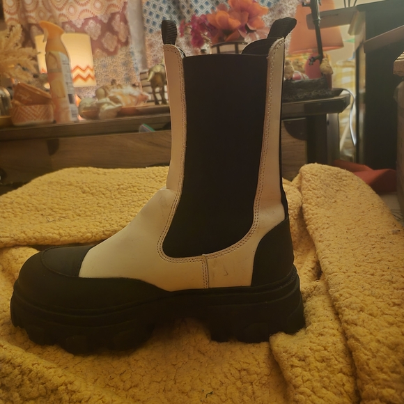 Stylish Black and White Women's Boots - Picture 8 of 8